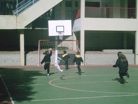 Alunos descobrem a diversão das brincadeiras antigas