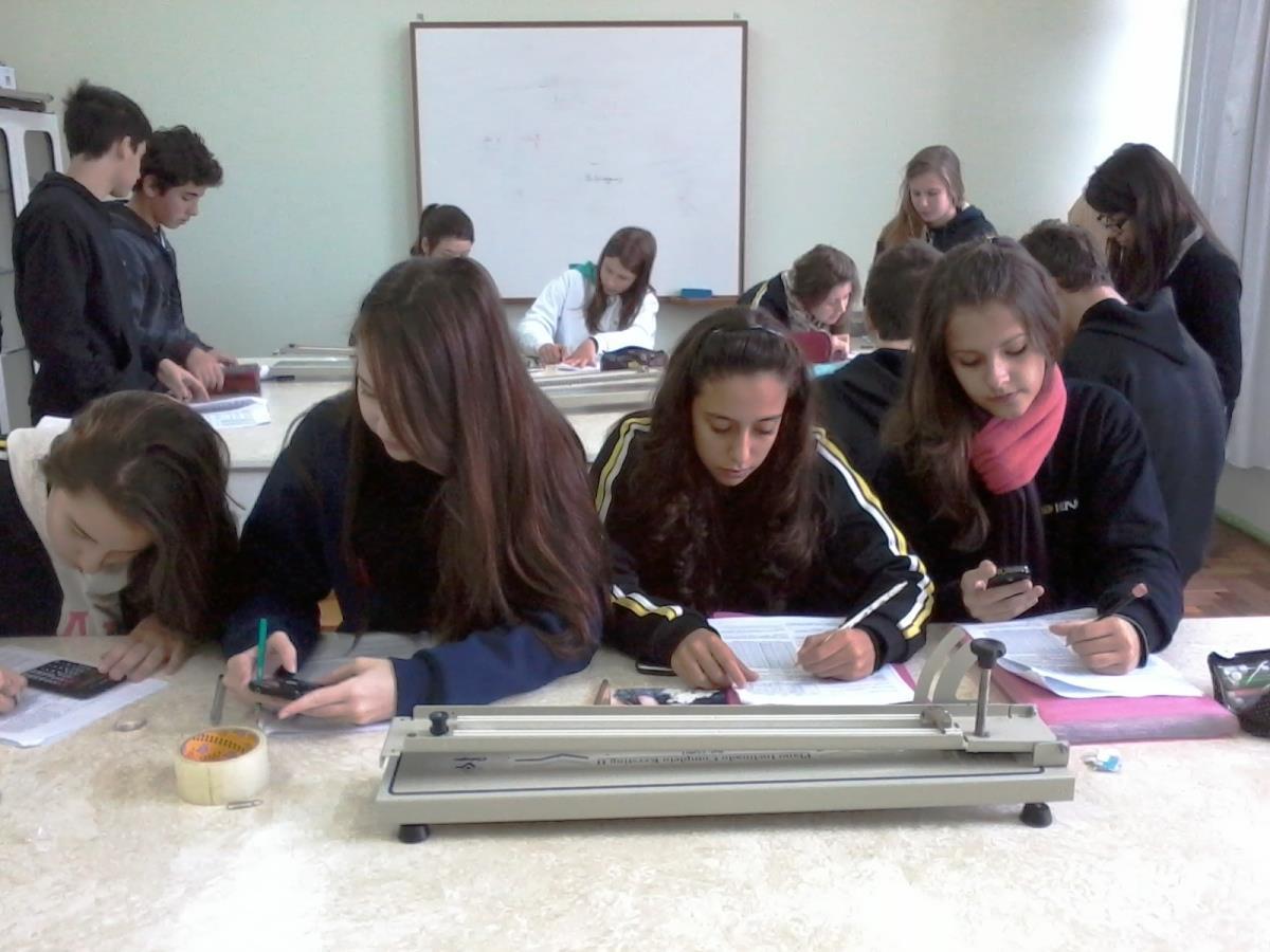 Estudantes realizam estudo do plano inclinado