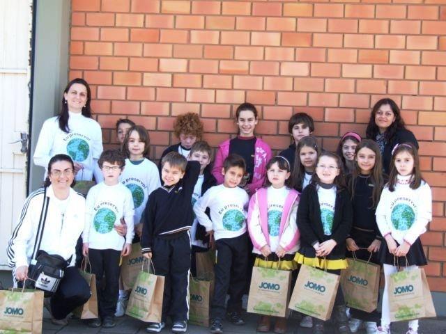 Monitores Ecológicos visitam empresa Jomo