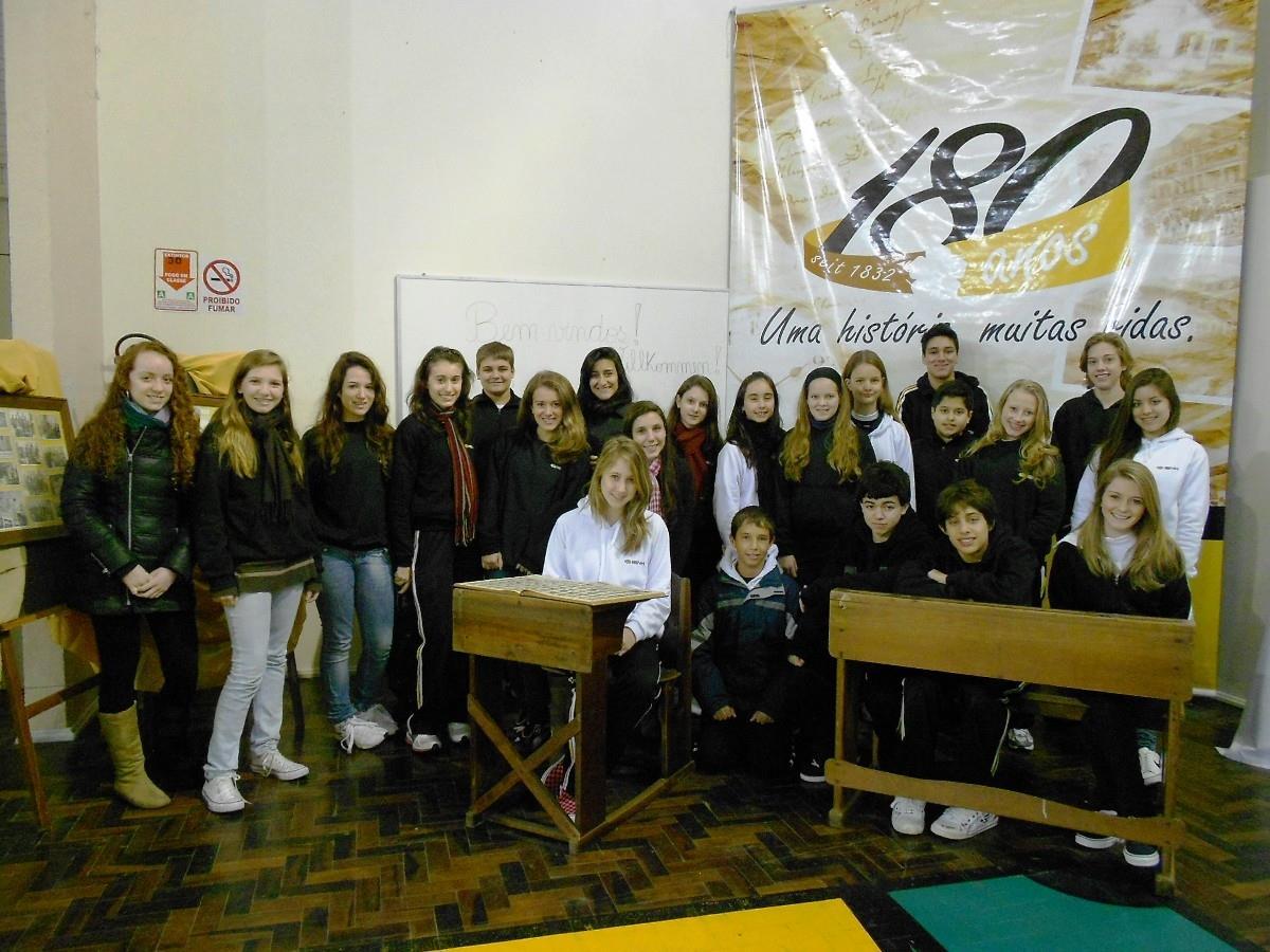 Representantes de turma tiram foto em comemoração aos 180 anos