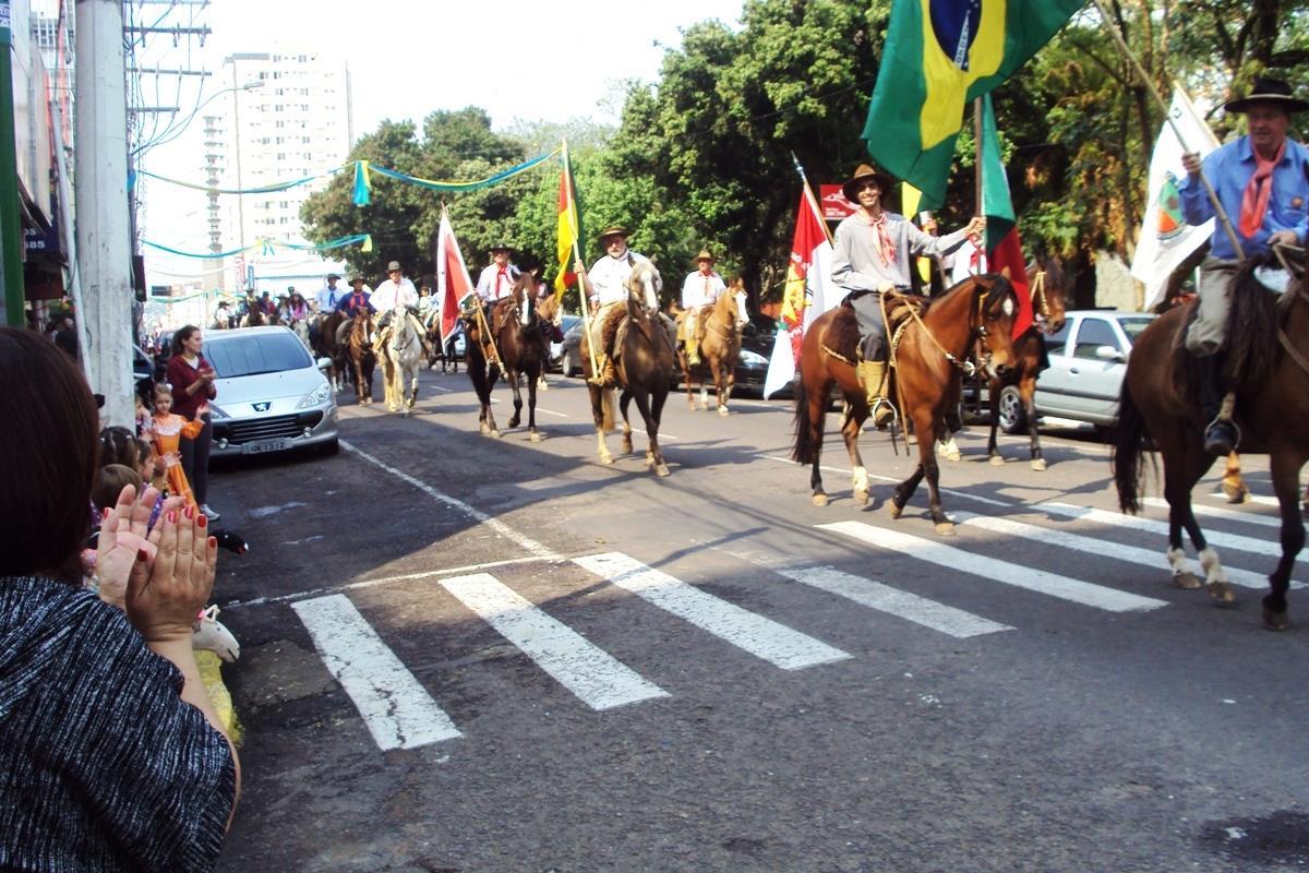 Cavalgada das Escolas Particulares é recebida nas Unidades da IENH