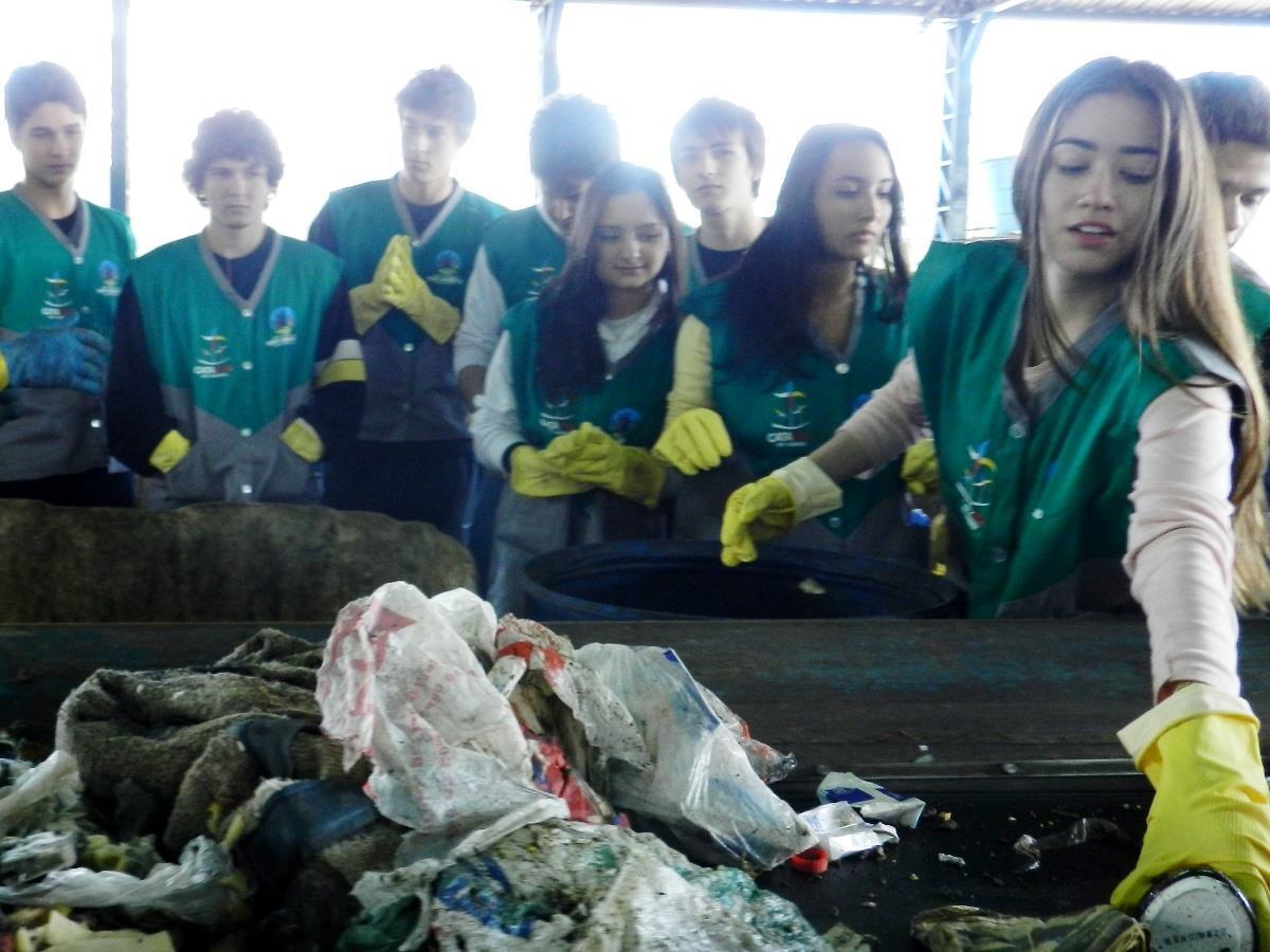Estudantes das 2ªs séries visitam Centro de Reciclagem