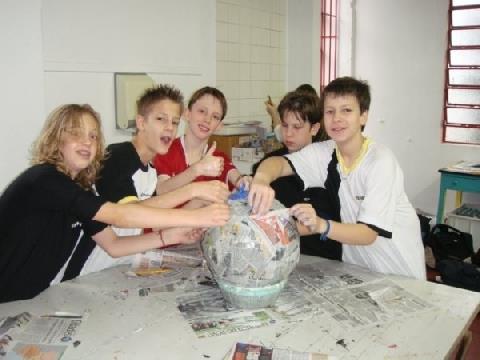 Estudantes realizam brincadeira típica de países hispânicos