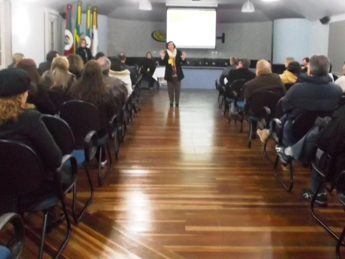 Familiares de estudantes da 8ª série participam de reunião na IENH