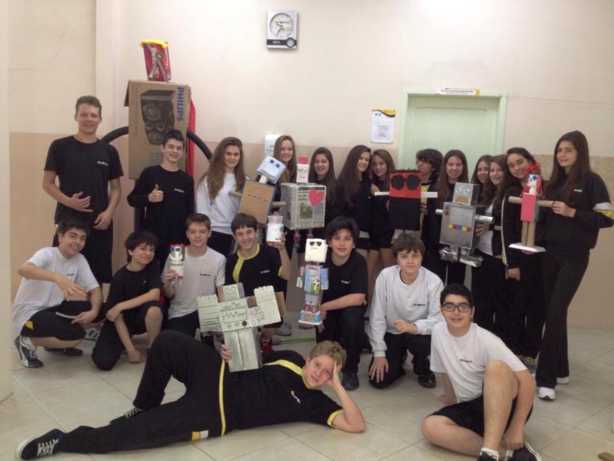 Robôs criados com sucata nas aulas de Inglês