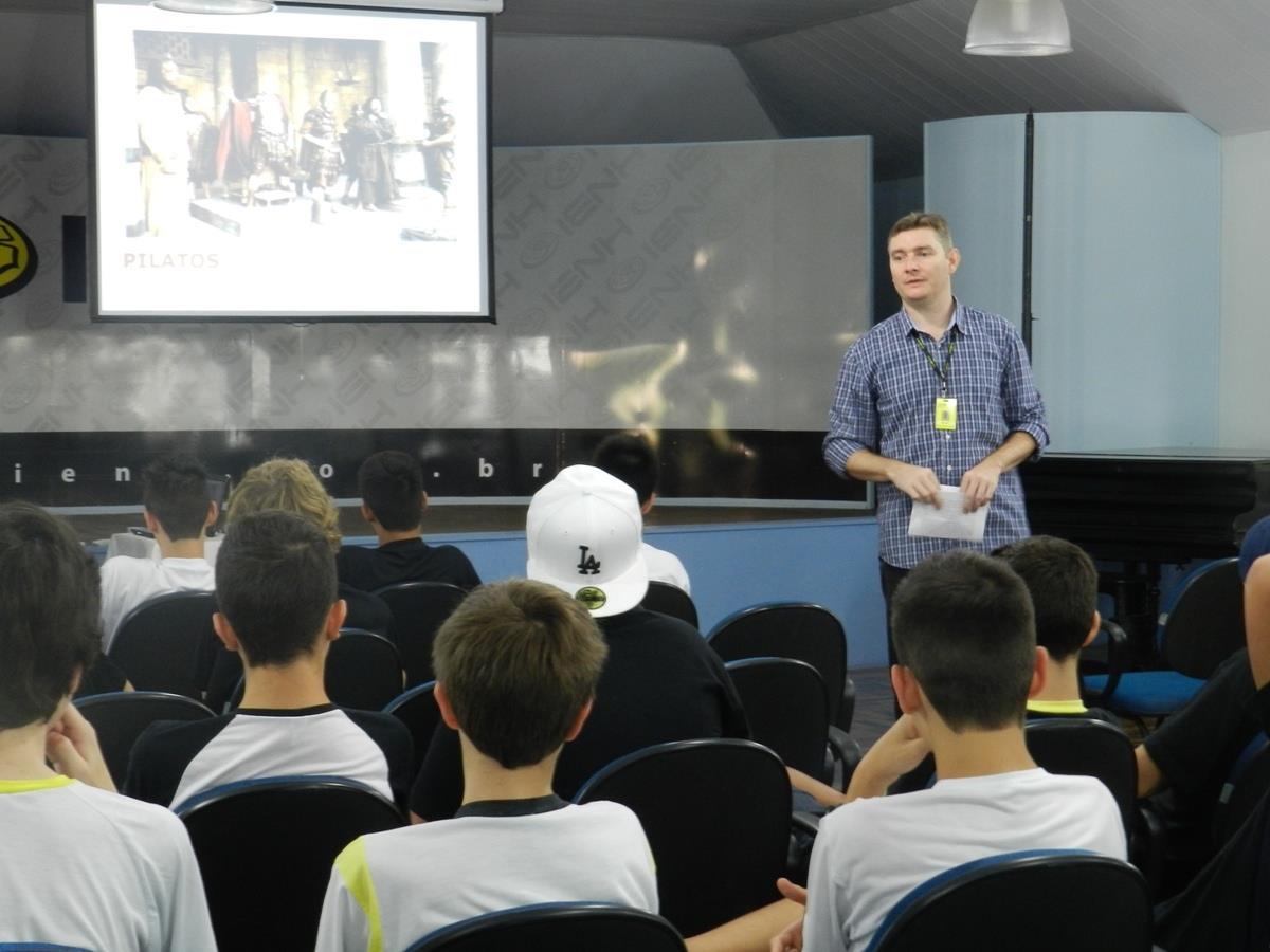 Estudantes da Fundação Evangélica participam de meditação de Páscoa