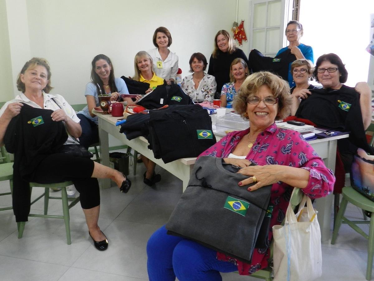 Voluntárias do Grupo Ellos customizam uniformes para doação