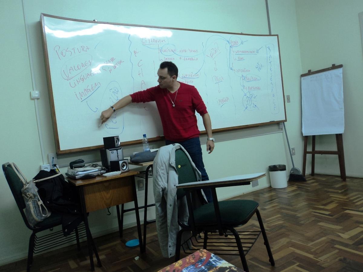 Palestra sobre Liderança e Poder na aula de Administração