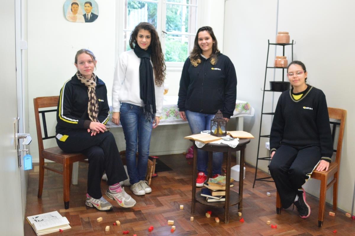 Turma da 8ª série D realiza instalação alusiva ao Projeto de Estudos: Guerras e Revoluções