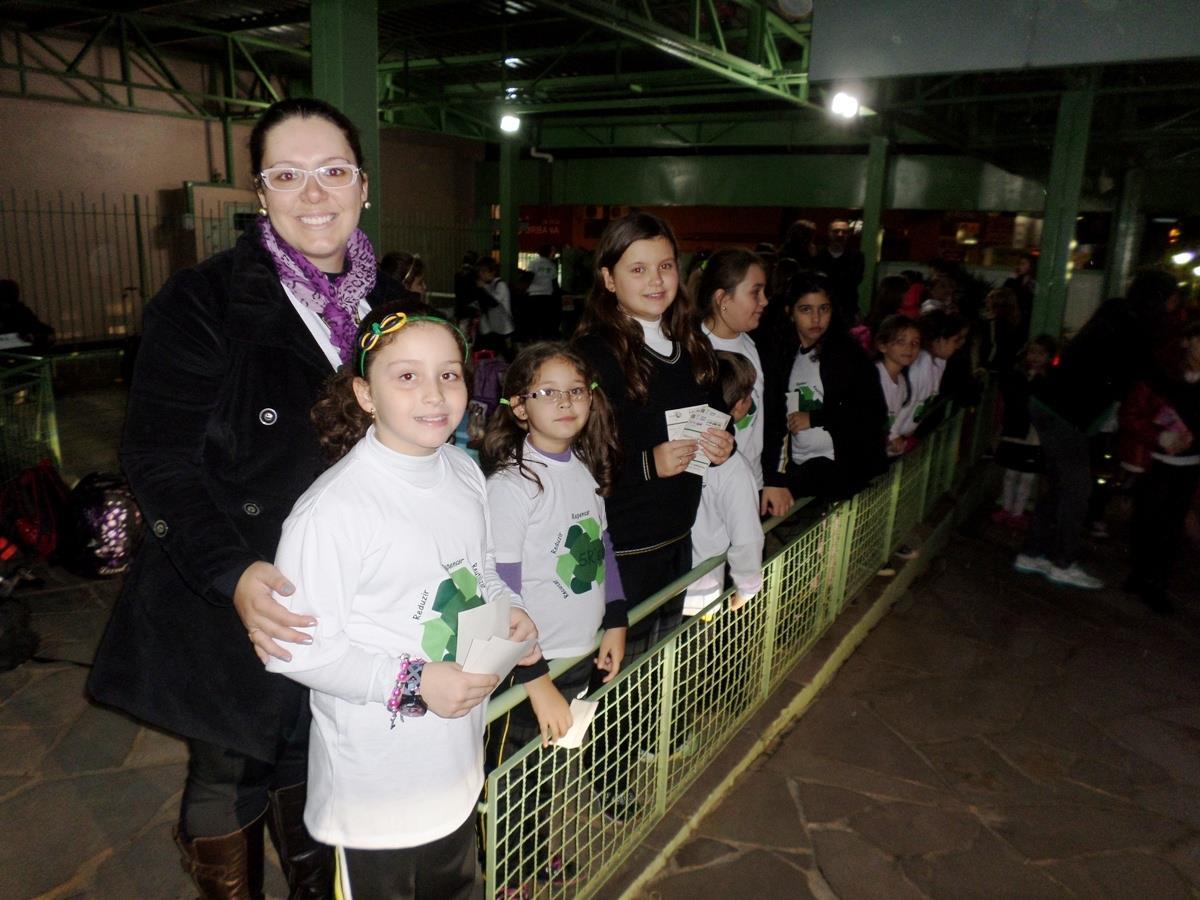 Monitores Ecológicos realizam panfletagem para divulgar Campanhas de Coleta