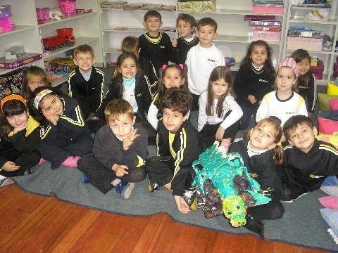 1ª série B aprende sobre dinossauros durante Momento de Curiosidade