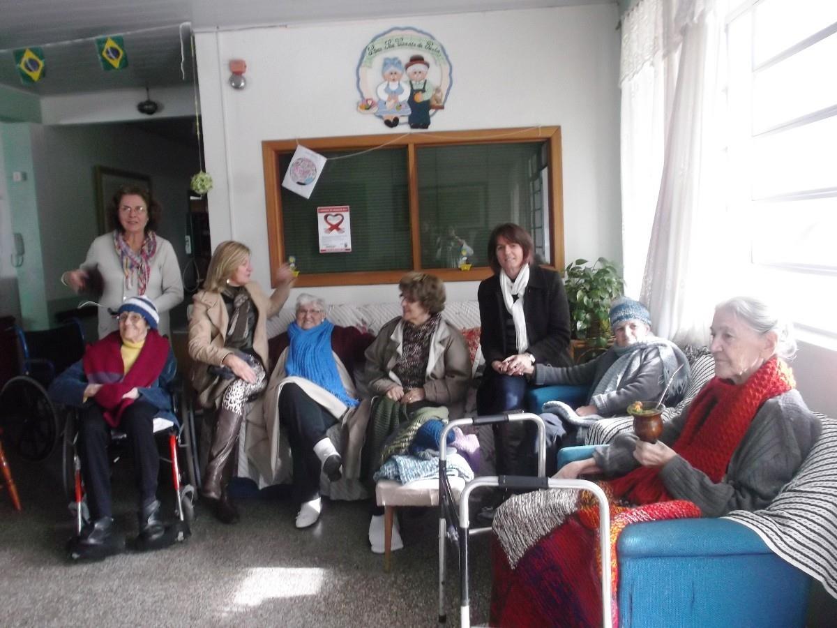 Grupo Ellos realiza a doação de peças de tricô no Lar São Vicente de Paula