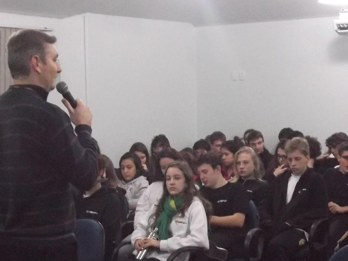 Estudantes da Fundação Evangélica participam de Meditação alusiva à Copa do Mundo