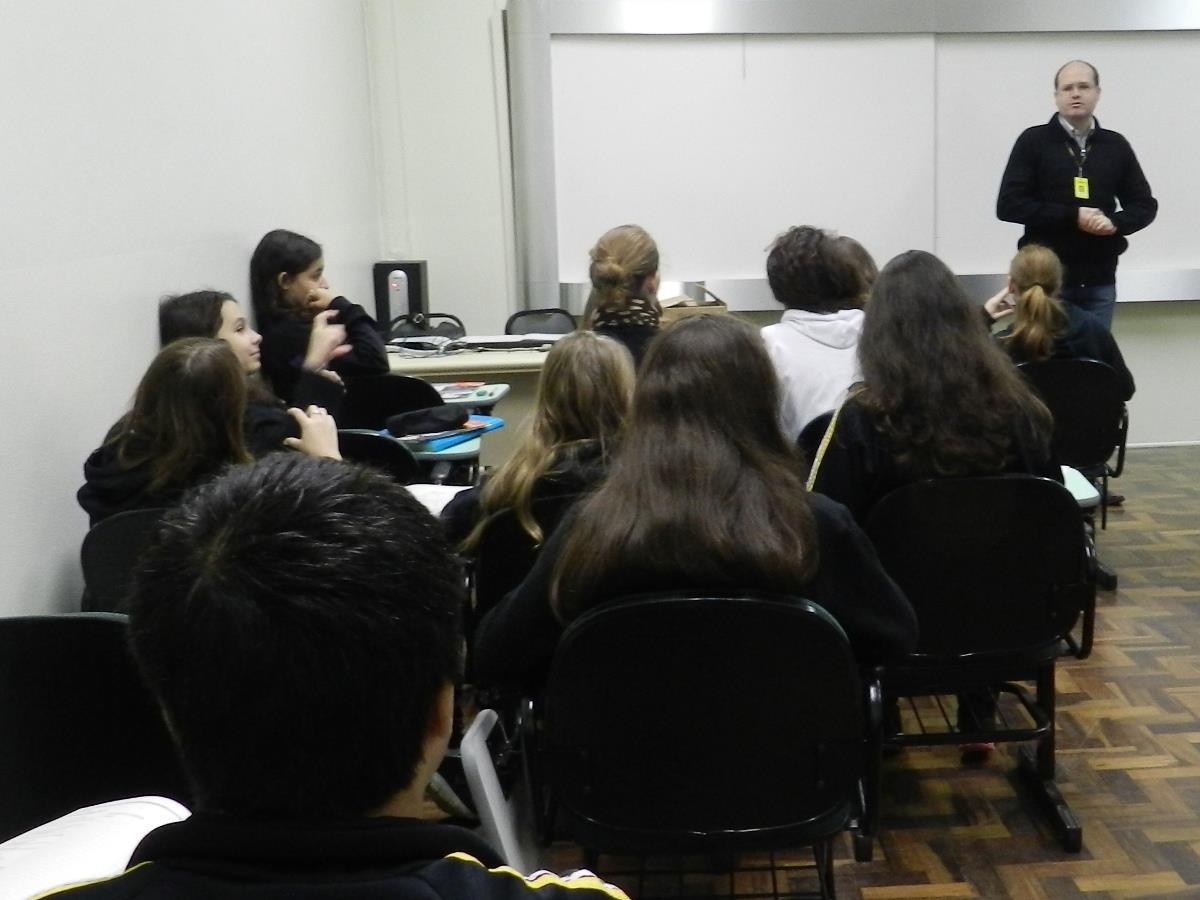 Estudantes das 8ªs séries C e D participam de atividade com a Junior Achievement