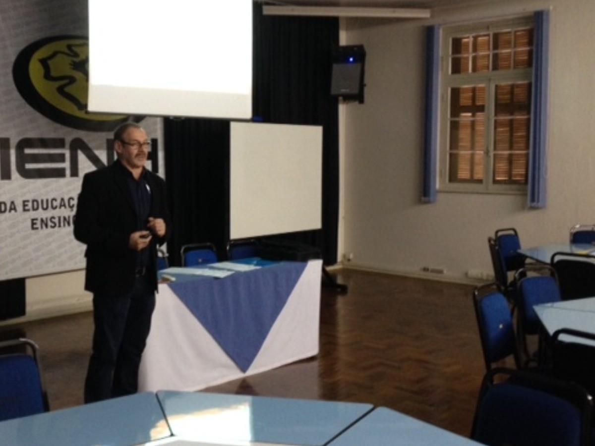 Professores da Fundação Evangélica assistem Palestra