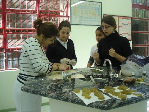 Alunos da Fundação Evangélica têm aulas práticas em Laboratórios