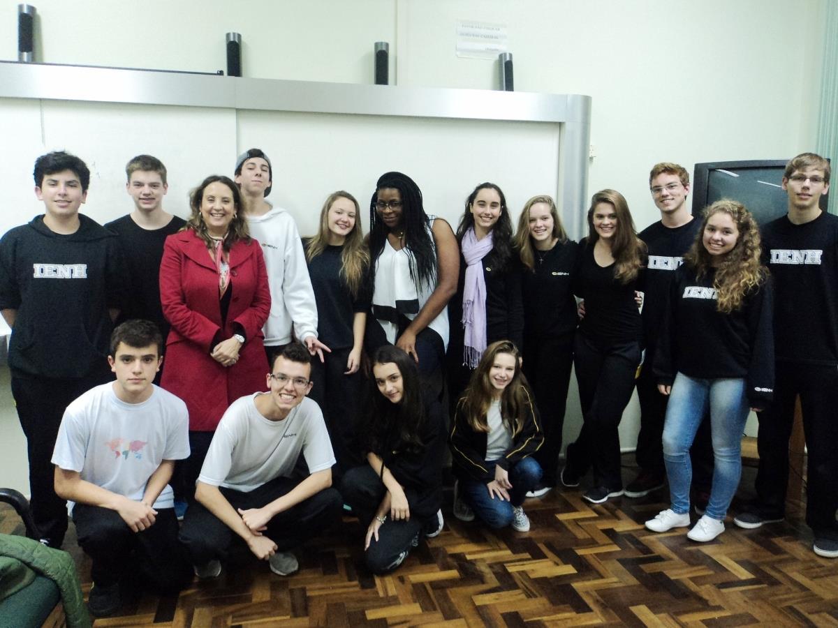 Empresária norte-americana conversa com alunos de Estudos Avançados em Inglês da IENH