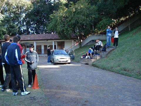 Estudantes do Ensino Médio têm aula prática de Física sobre movimento uniforme