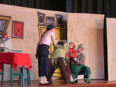 Alunos da IENH assistem peça teatral e ajudam na Campanha para salvar o Rio Xingu