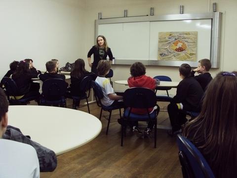 Projeto Humanizarte leva Ariadne Decker à Unidade Oswaldo Cruz