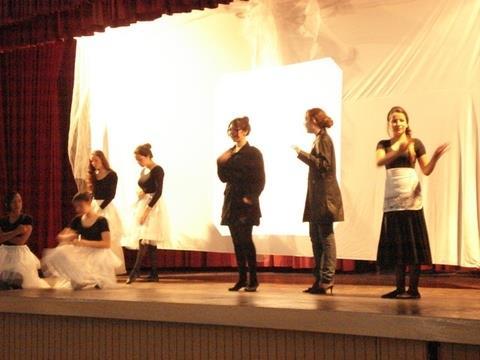 Alunos da IENH assistem apresentação teatral na Língua Inglesa