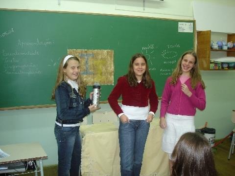 Alunos da 6ª série aprendem sobre Império Romano através de apresentação de telejornal