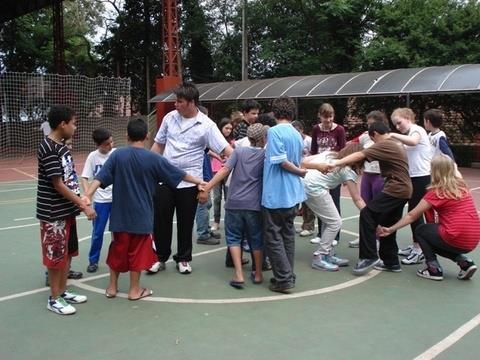 Jovens do programa Arte em Movimento comemoram o Dia da Criança