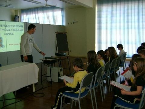 Alunos estudam diferentes perspectivas sobre o corpo humano