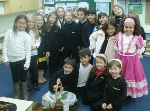 Estudantes aprendem a partir da história Chapeuzinho Vermelho