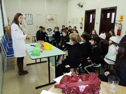 Alunos aprendem técnica para analisar grãos do solo