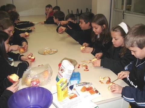 Torta de maçã ajuda a aquecer a tarde dos alunos do 3º ano