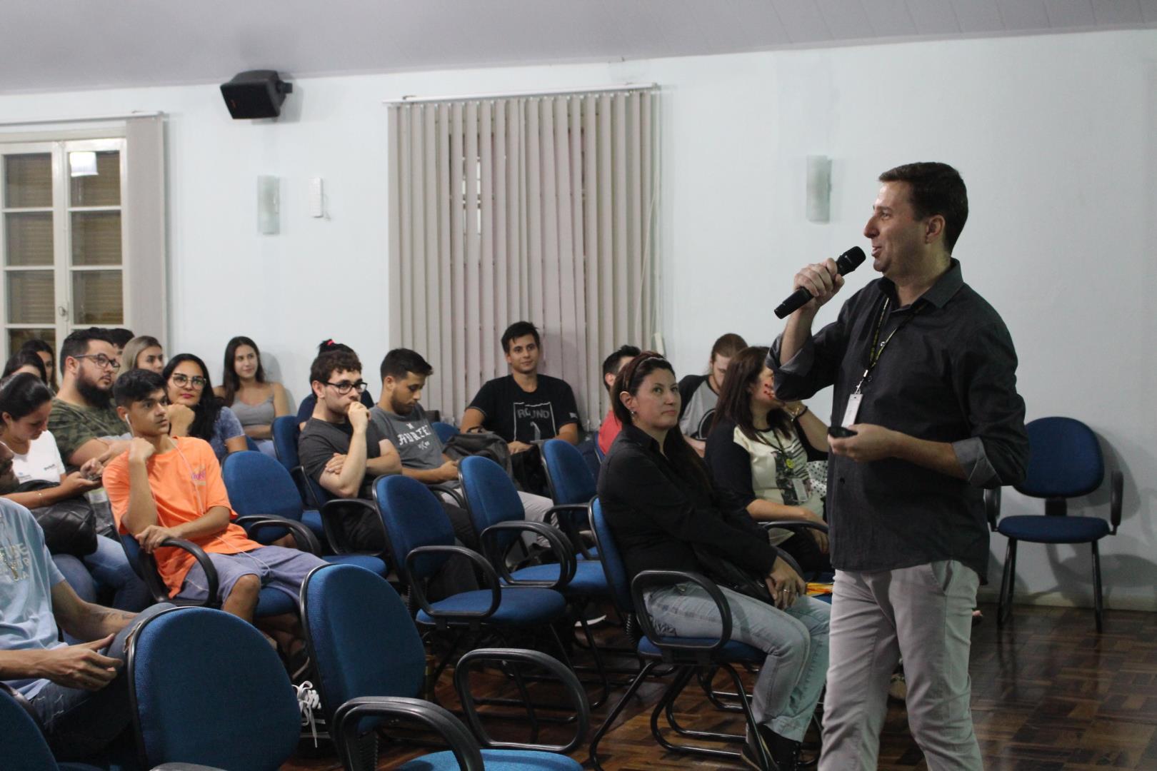 Novos alunos dos Cursos Técnicos IENH são recepcionados em momento de conversa