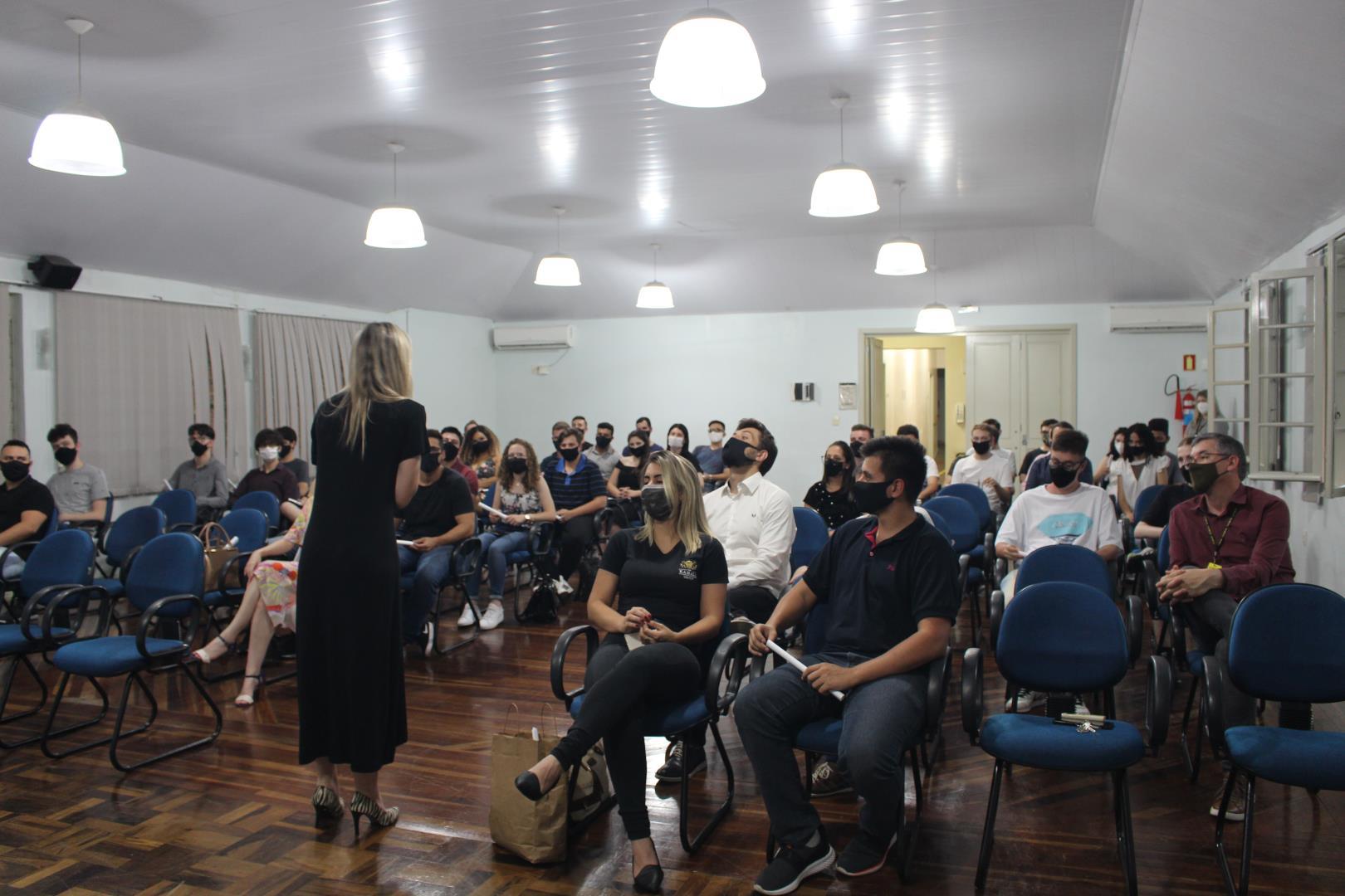 Novos técnicos e graduados são formados em gabinete na IENH