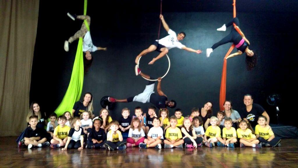 Oficina de dança aérea para alunos dos Níveis 4