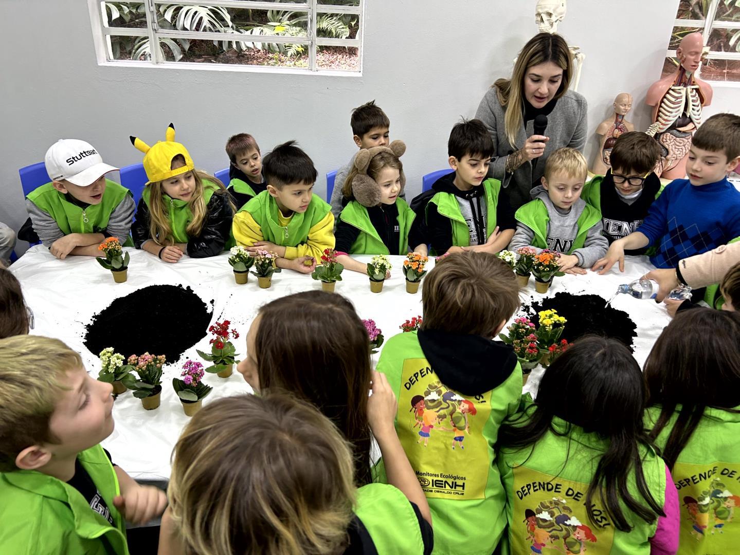 Oficina de kokedama estimula consciência ambiental e celebra a diversidade na Unidade Oswaldo Cruz