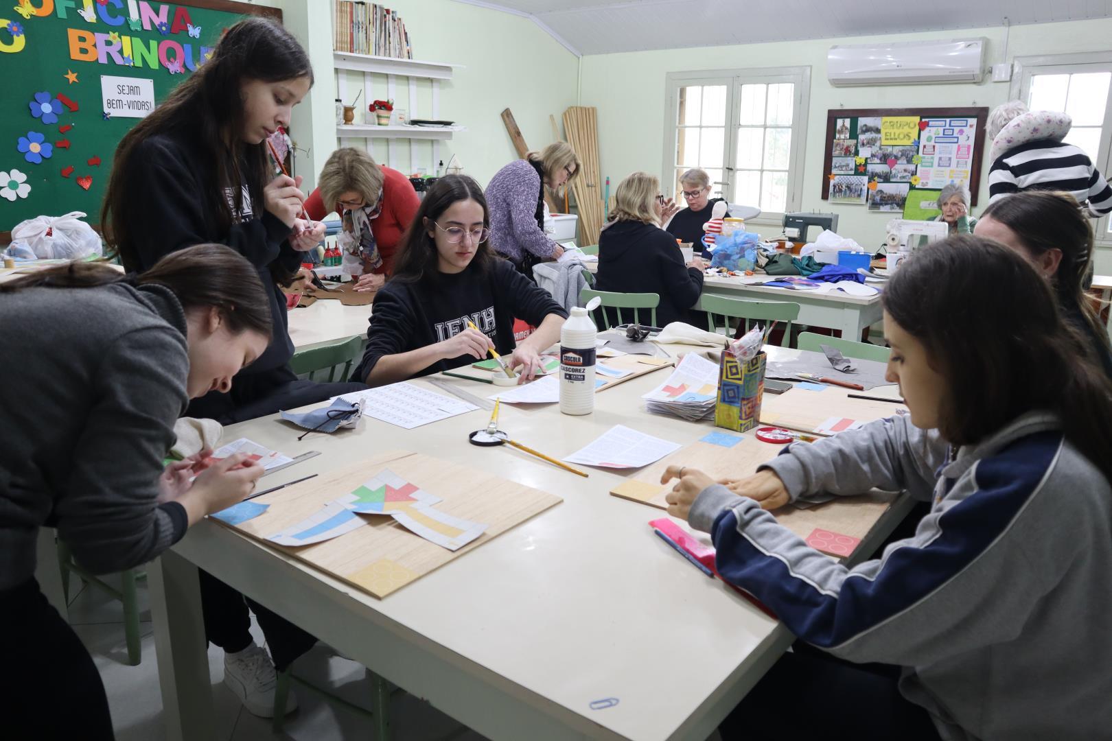 Oficina do Brinquedo se reúne para confeccionar novas diversões para crianças