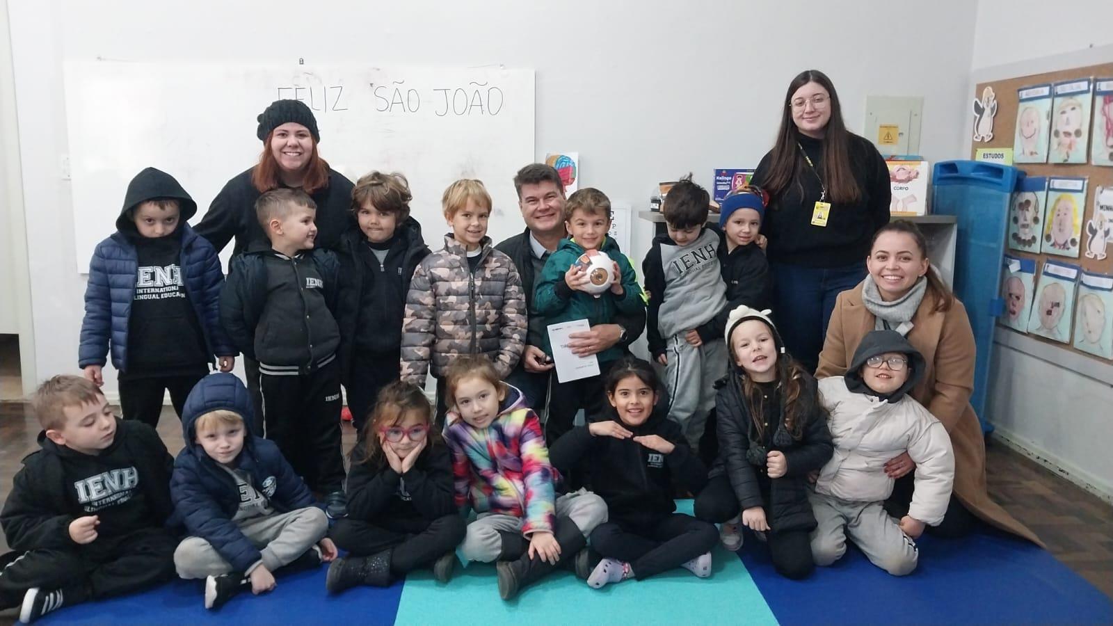 Kindergarten 5B recebe visita de optometrista e pai de aluno da Unidade Oswaldo Cruz