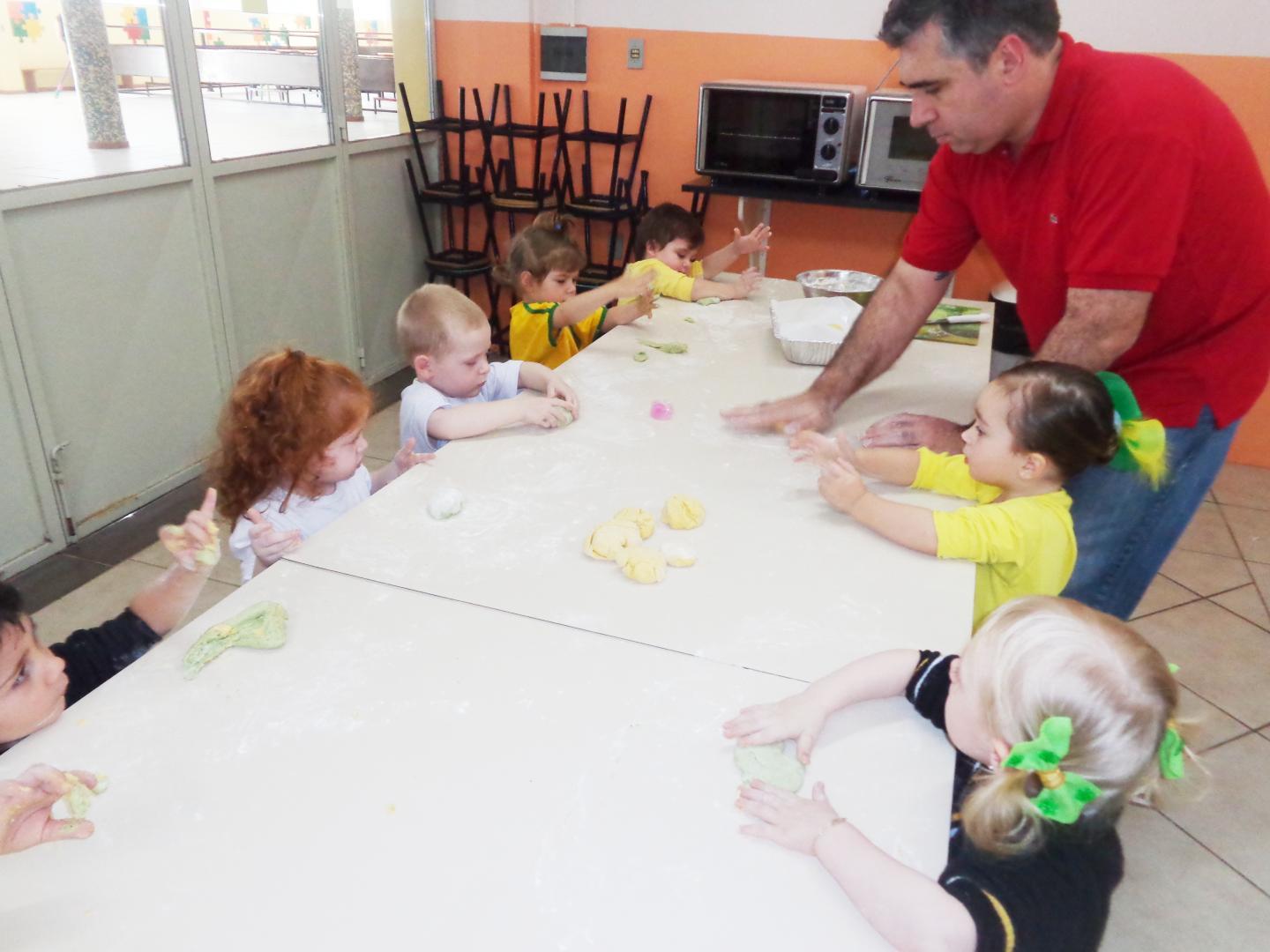 Pai de aluna visita turma e ensina receita de pão colorido com espinafre, moranga e beterraba