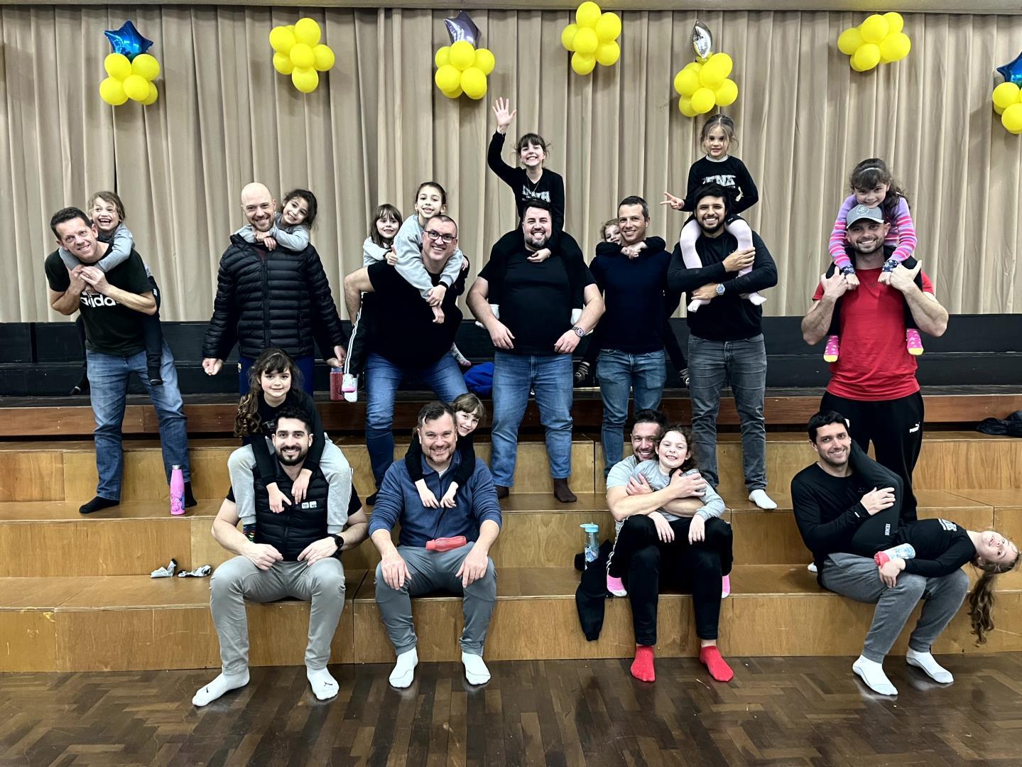 Pais de alunos da IENH participam de aulas de dança com as filhas e fortalecem vínculos afetivos