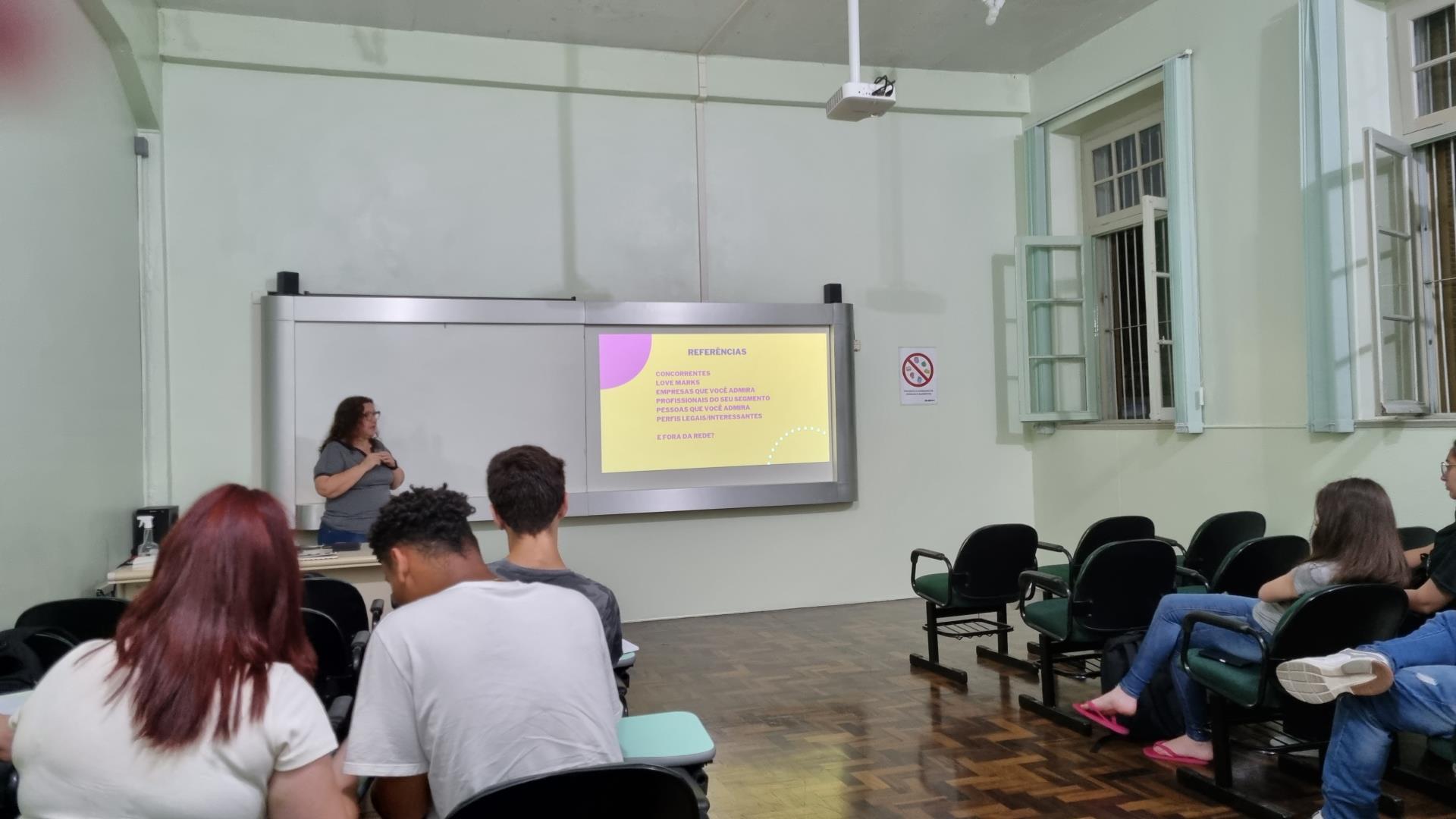 Palestra sobre estratégias de relacionamento no Instagram é promovida para Curso Técnico