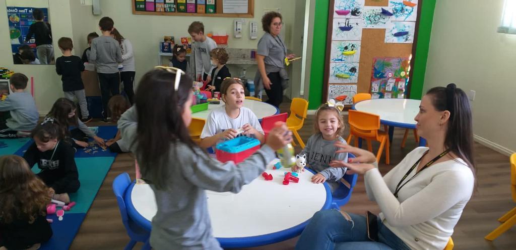 Parada do Brincar conecta alunos e colaboradores na Unidade Oswaldo Cruz  em momento de brincadeira