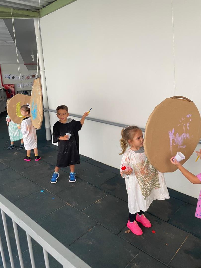 Pintura suspensa amplia experiências corporais e criativas na Unidade Oswaldo Cruz