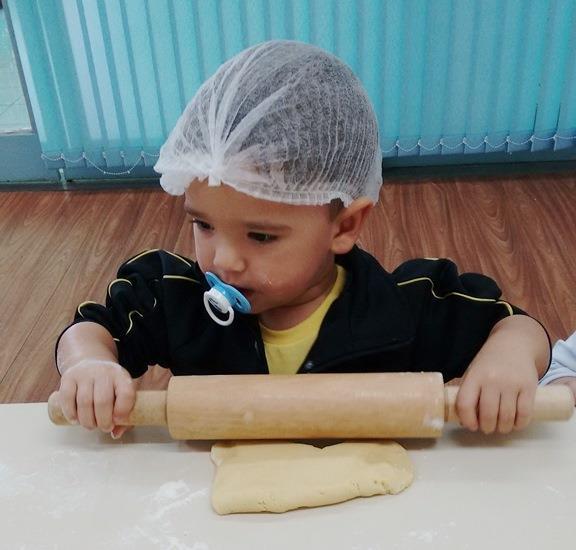 Preparando bolachas para ajudar o Papai Noel no Espaço Brincar e Criar