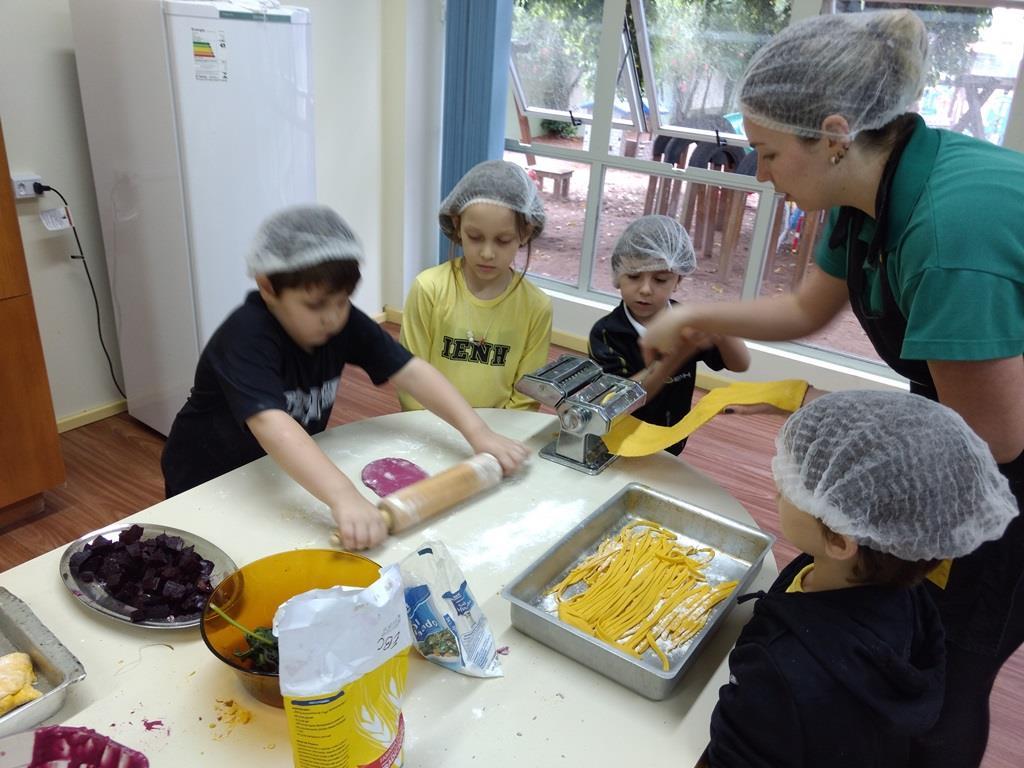 Produção de massa colorida com verduras no Espaço Brincar e Criar