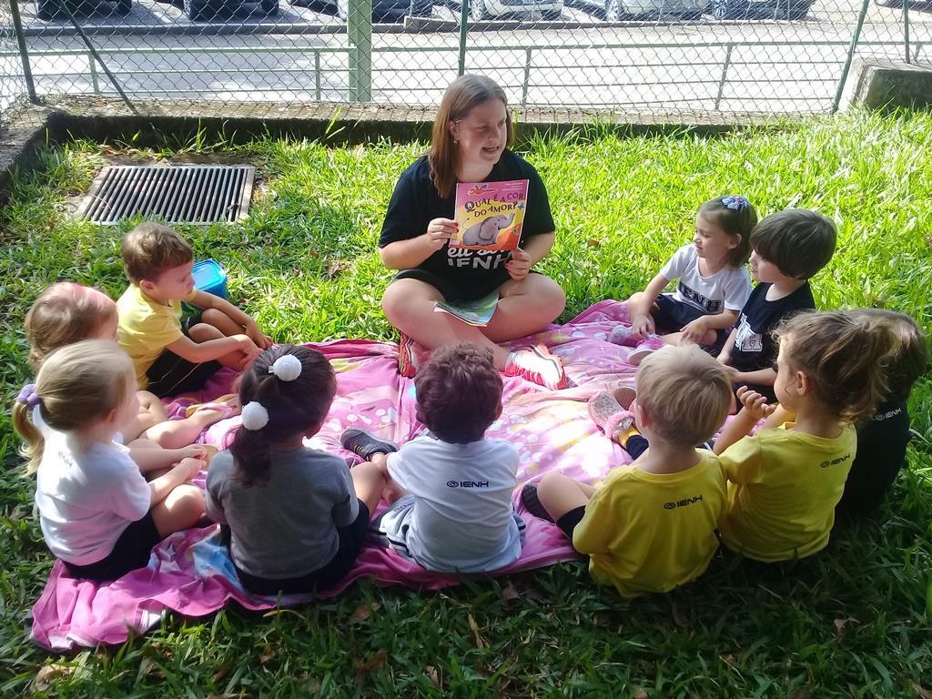 Qual é a cor do amor? Hora do conto especial no Nível 2B da Educação Infantil