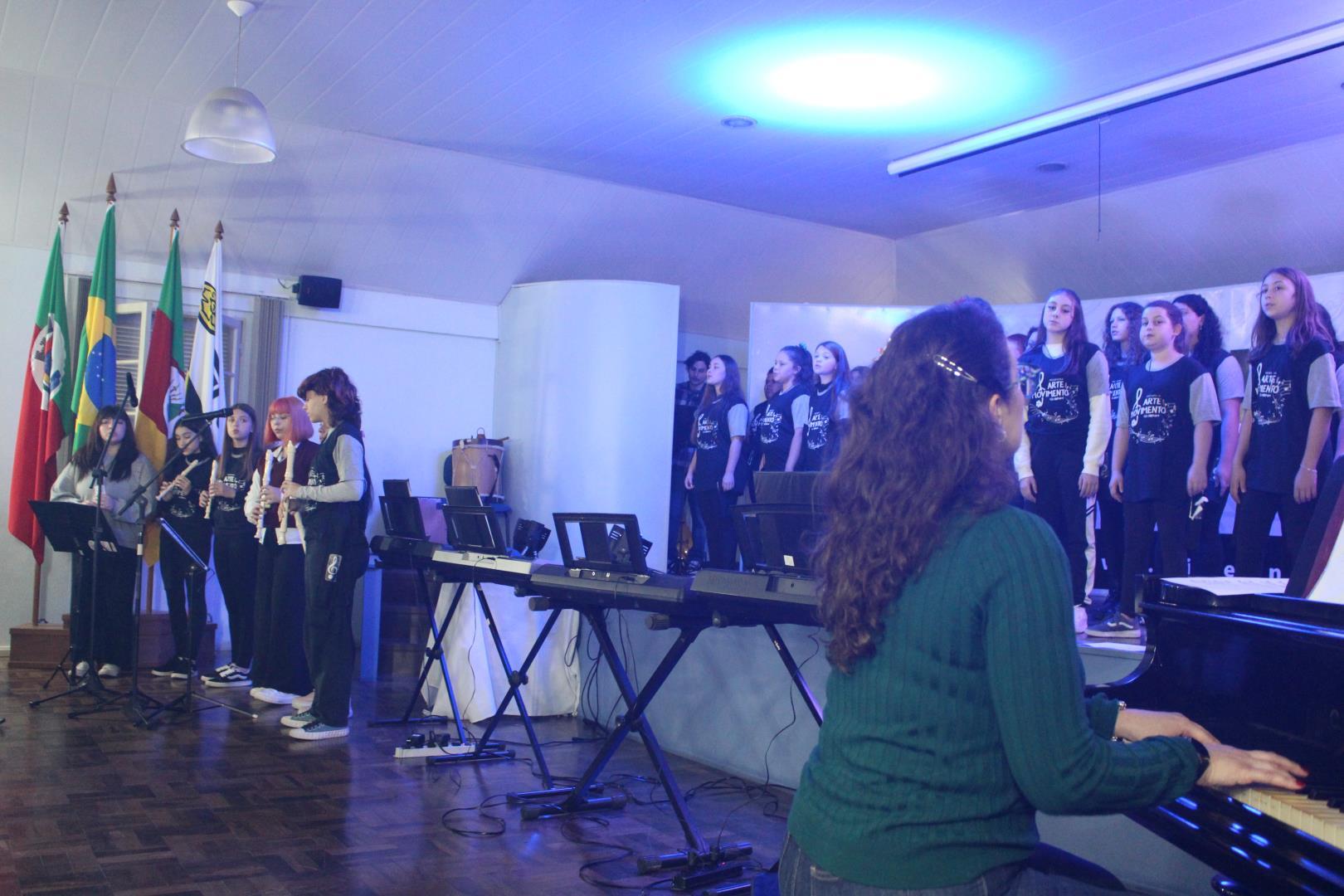 Recital Arte em Movimento encanta estudantes com canções que transcendem o tempo