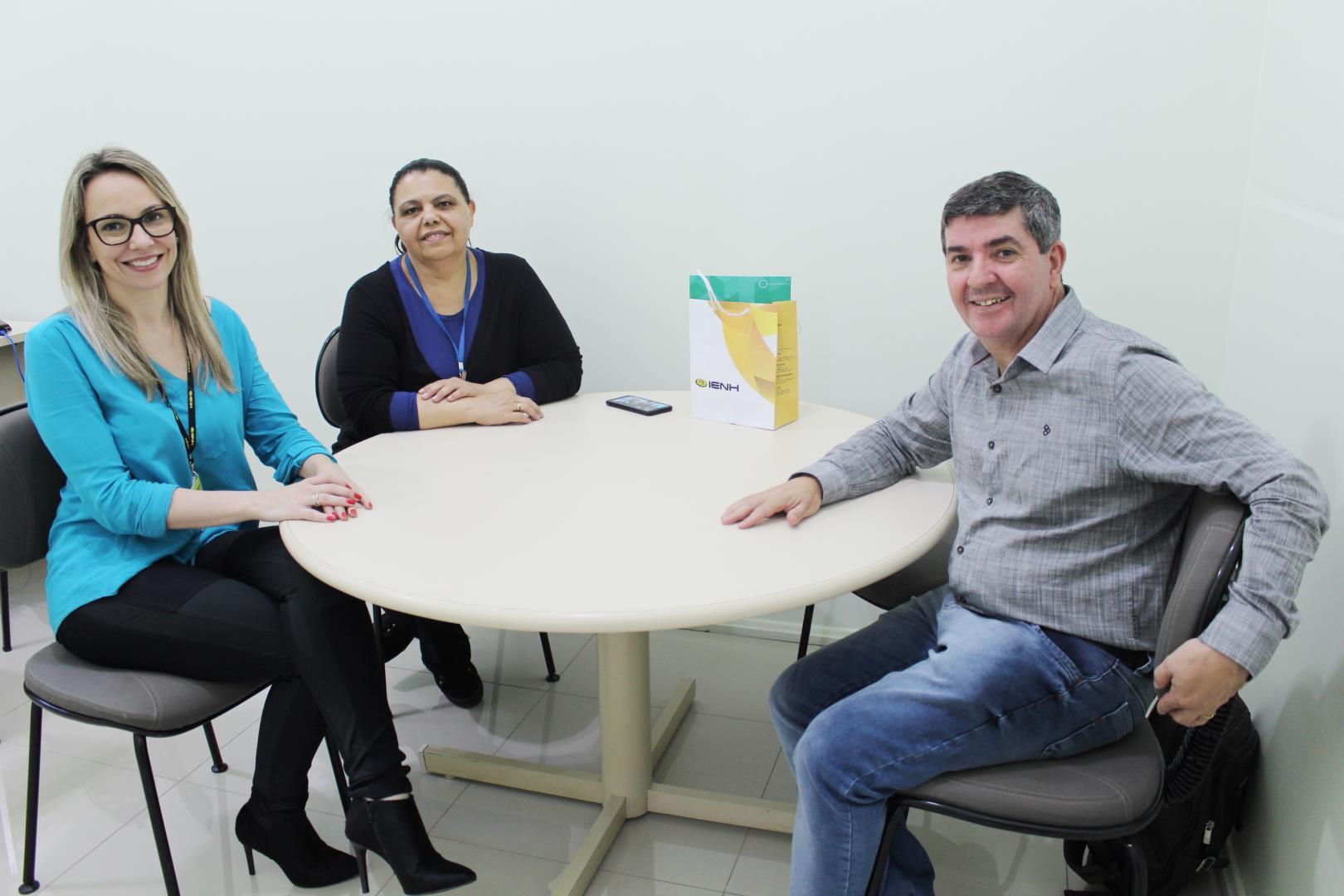 Reunião na IENH discute proposta de parceria com projeto social do Estado