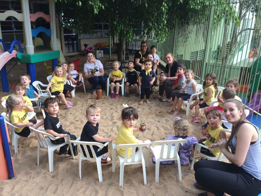 Roda de chimarrão para aprender sobre a cultura gaúcha nos Níveis 2