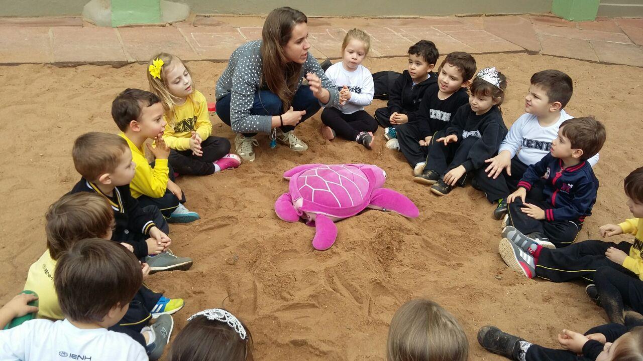 Simulação do nascimento de tartarugas para aprender sobre preservação da natureza