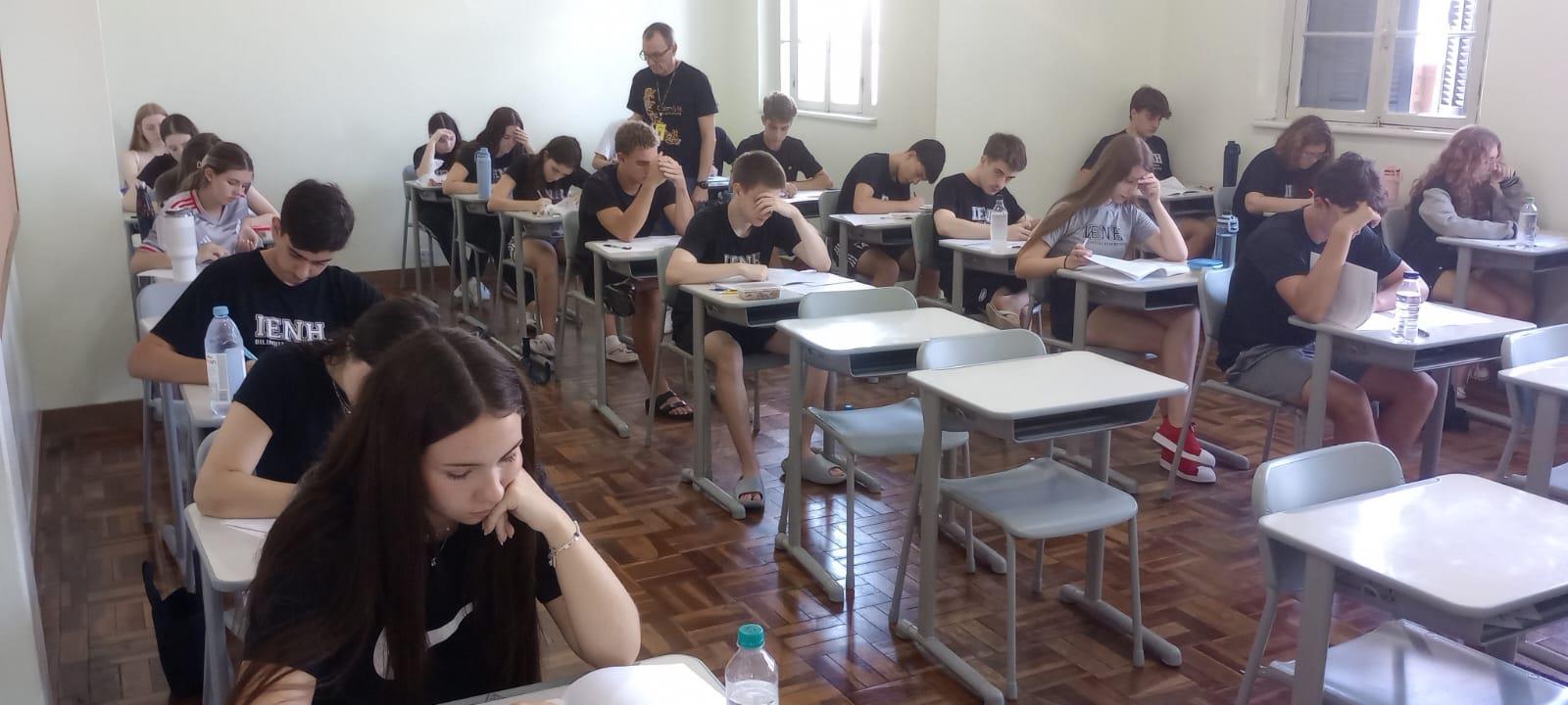 Simulado do Enem mobiliza estudantes das 2nd grade do Ensino Médio na IENH